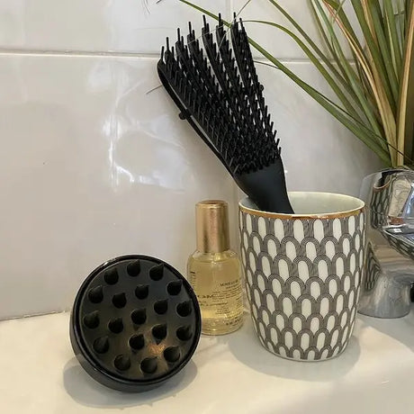 la brosse de massage stimulante Jia Paris est parfaite pour stimuler exfolier le cuir chevelu lors du shampooing,