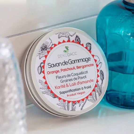 savon surgras naturel au lait d’amande et huiles végétales BIO nettoie, gomme et nourrit la peau.