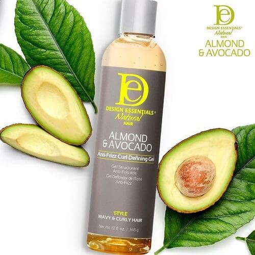 Anti-Frizz Curl Defining Gel de design Essentials est un gel léger de définition anti-frisottis. Il enveloppe les cheveux d'une couche protectrice qui combat les frisottis tout en laissant un fini souple.