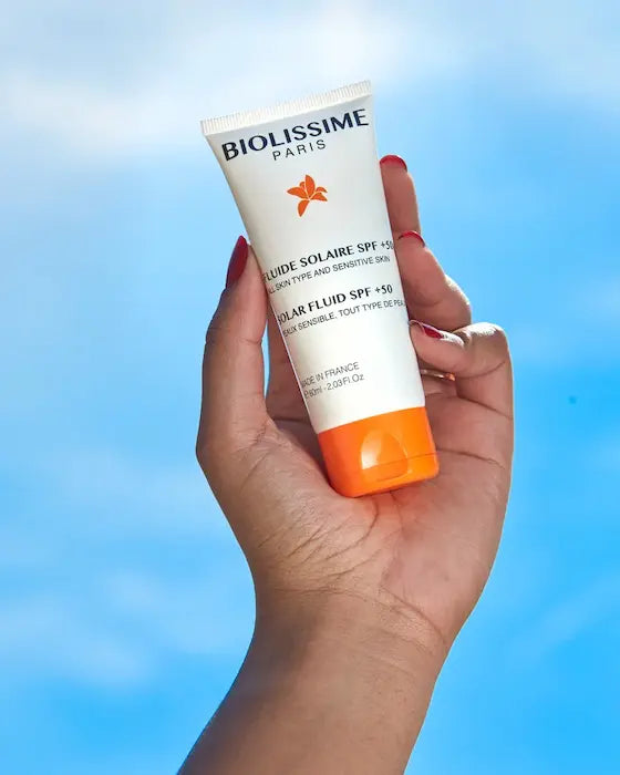 Le Fluide Solaire SPF 50+ Biolissime assure une haute protection solaire contre les UVA/UVB sans laisser de traces blanches. Enrichi en vitamine E, il apporte une protection antioxydante, hydrate et matifie la peau.