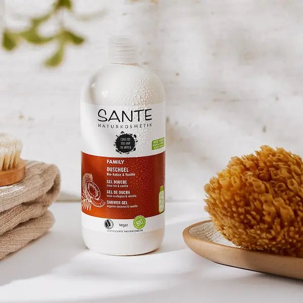A base d'extraits végétaux, le Gel douche SANTE nettoie la peau en douceur et hydrate intensément. Parfum exotique doux coco et vanille.