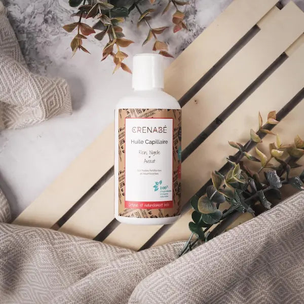 L'huile capillaire Ricin, Nigelle & Avocat de Crénabé est un trio nourrit, fortifie et favorise la pousse des cheveux. Elle apaise les cuirs chevelus irrités et restructure les cheveux secs et abîmés.Très efficace après une coiffure protectrice nattes, braids, tresses.