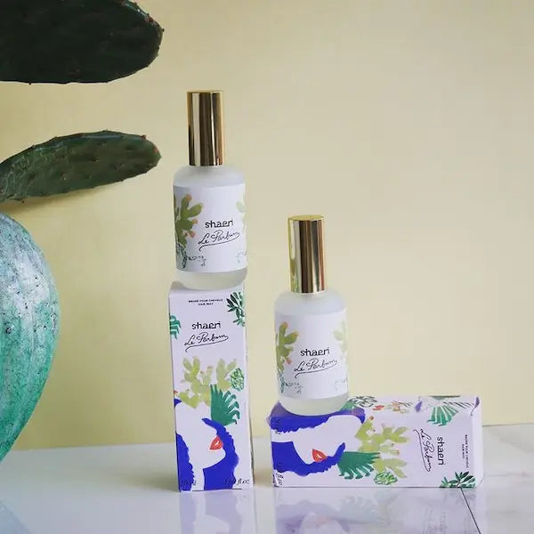 Le Parfum Cheveux Shaeri Cette brume capillaire ultra-naturelle et sans alcool hydrate, protège et nourrit les cheveux.