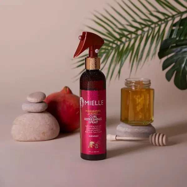 Curl Refreshing Spray cheveux pour rafraîchir, redéfinir les boucles ou les réhydrater. Laisse une odeur fruitée très agréable et donne de l'éclat à vos cheveux.