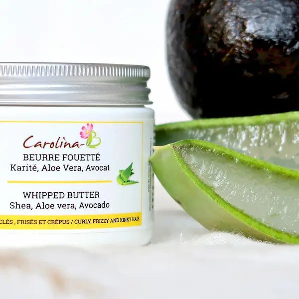 Le Beurre Fouetté Karité-Aloe-Avocat aide à assouplir les cheveux et conserver l'hydratation sans laisser un film gras.