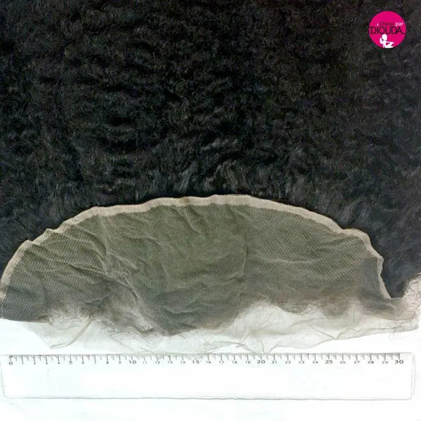 Closure Lace Frontale en cheveux naturels remy vierges Kinky Curly assemblés à la main sur une dentelle. Largeur 23 cm, longueur étirée de 30 à 50 centimètres.