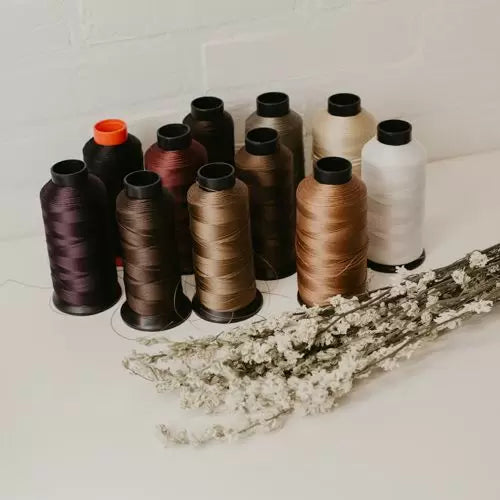 Fil nylon pour locks, extensions, tresses et tissages cheveux. Longueur 1400 mètres. Plusieurs coloris.