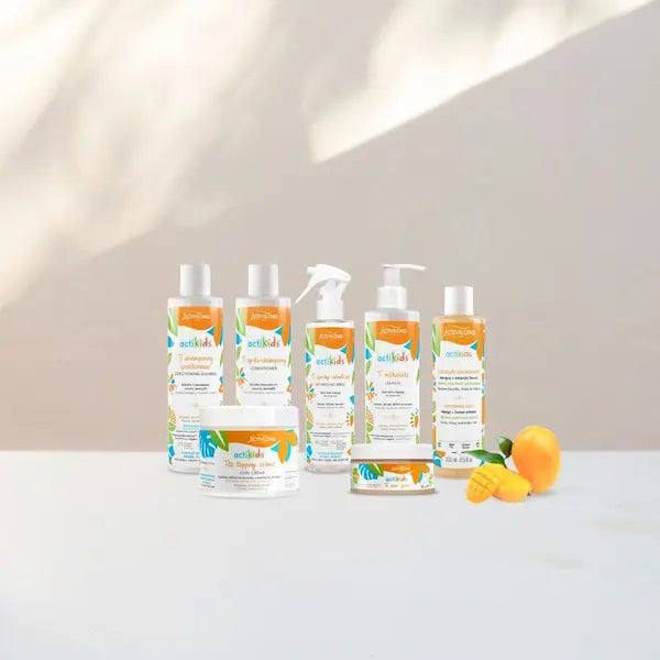Actikids est une gamme formulée à base d'huile d'amande douce et de beurre de mangue pour les cheveux naturels, bouclés ou frisés des enfants dès 3 ans.