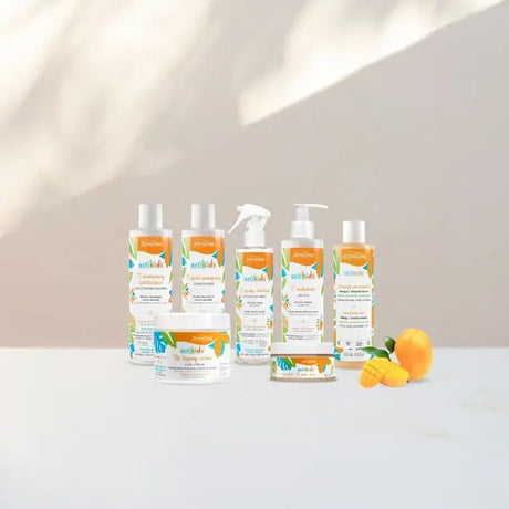 Actikids est une gamme formulée à base d'huile d'amande douce et de beurre de mangue pour les cheveux naturels, bouclés ou frisés des enfants dès 3 ans.
