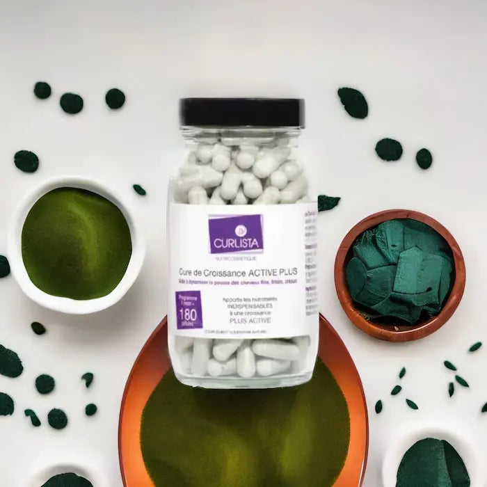 Le Complément Alimentaire capillaire 'Cure de Croissance ACTIVE PLUS' Curlista apporte des nutriments précieux et renforce vos cheveux.