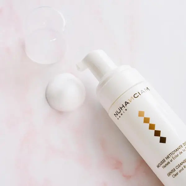 Dense et onctueuse, la Mousse Nettoyante Douce Nuhanciam apporte netteté et éclat au visage.