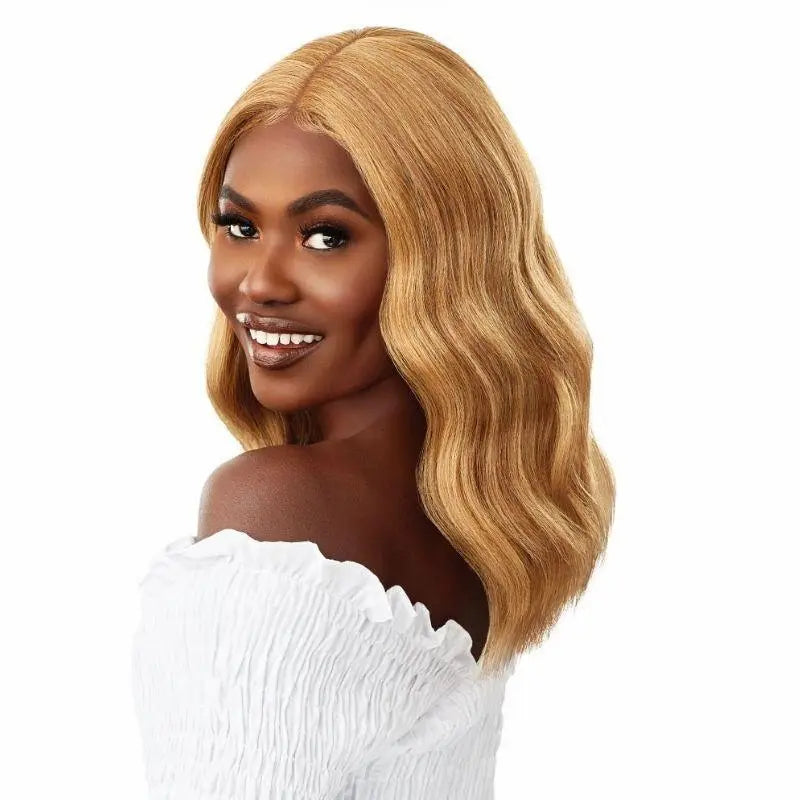 perruque blonde ondulée mi longue Lace Front Wig Outré Every 8 teinte Golden Amber