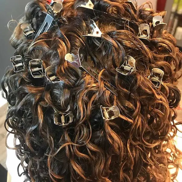 pinces métal à clipser pour donner du volume aux cheveux fins bouclés.