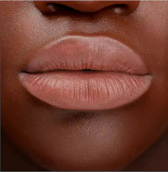 Rouge à lèvres nude marron clair Tarou Matte Latte sur peau noire ou foncée - Maréna Beauté