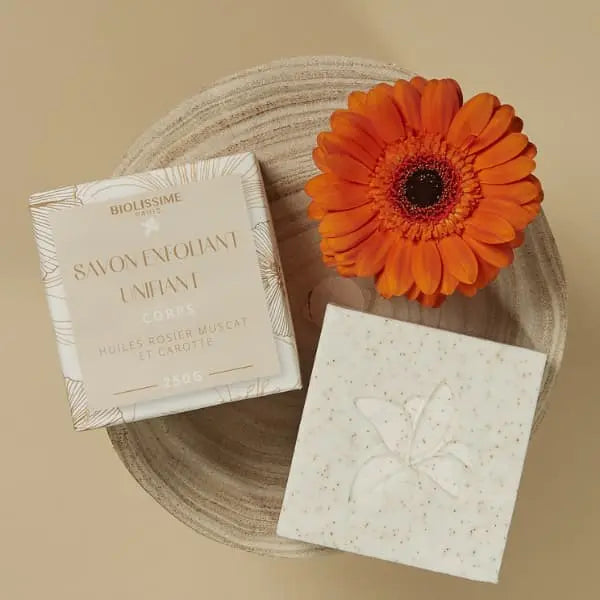 Biolissime savon exfoliant gommant unifiant 250 Grammes. Riche en vitamines A, C et en antioxydants.