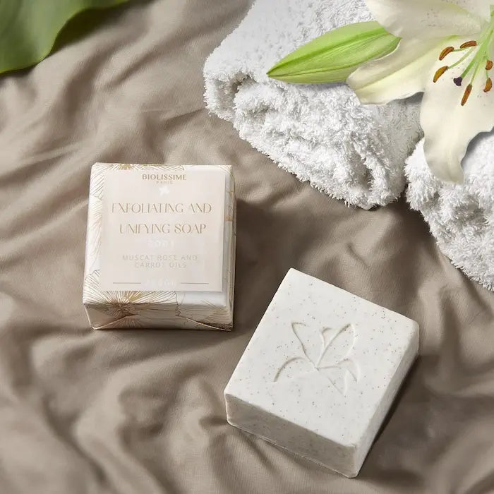 Savon Exfoliant Unifiant pour le corps - Biolissime 250 gr. Gomme et désincruste la peau en douceur grâce à des particules ultra-fines de poudre de noyaux d’Abricot. Il élimine les cellules mortes et stimule le renouvellement cellulaire.