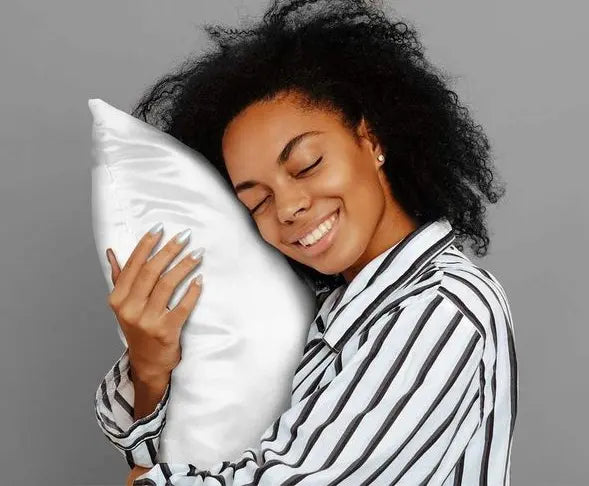 taie d'oreiller ivoire en soie naturelle et hypoallergénique pour protéger vos cheveux, votre peau durant la nuit. LABEL OEKO-TEX®