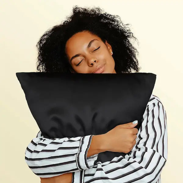 taie d'oreiller noire en soie naturelle et hypoallergénique pour protéger vos cheveux, votre peau durant la nuit. LABEL OEKO-TEX®