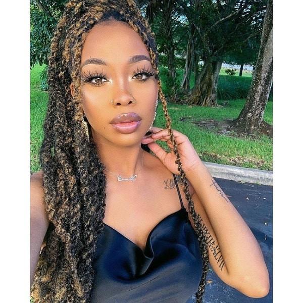 Coiffure avec les Mèches X-Pression Twisted Up Springy Afro Twist 24 Pouces Outré