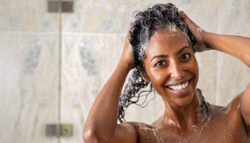 Shampoing cheveux crépus, bouclés, frisés : Les laver sans les assoiffer | Diouda