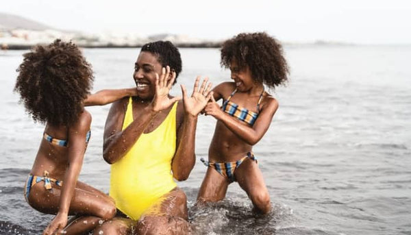Les cheveux des petits en été : Soleil, mer et piscine. Protéger les têtes bouclées, crépues et frisées des enfants.