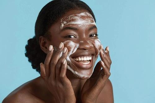 Le nettoyage quotidien est un impératif pour conserver la peau noire, métissée ou mate éclatante et souple.