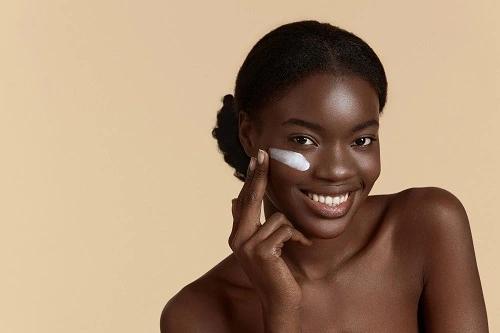 Les peaux noires et métissées ont besoin des soins spécifiques et adaptés.