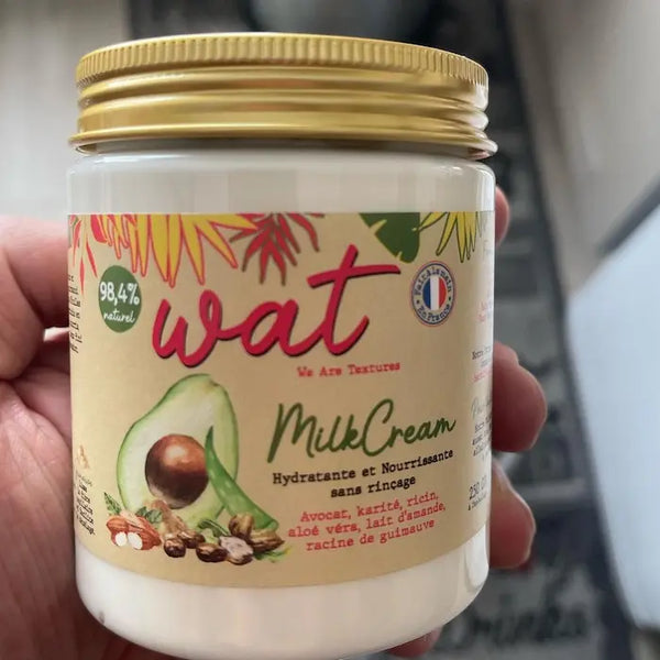 Milkcream de Wat concentre des actifs naturels. La  formule riche et efficace allie des huiles et des beurres végétaux pour des cheveux forts, nourris, hydratés et revitalisés.
