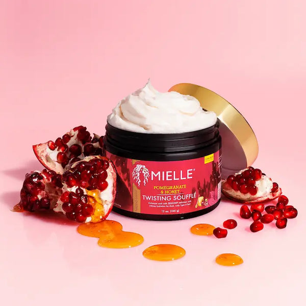 Pomegranate & Honey Twisting Soufflé de Mielle Organics permet d’obtenir une définition optimale sur les cheveux type 4 très frisés à crépus.