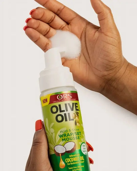 ORS Mousse Coiffante à l'Huile d'Olive 207 ml pour mises en plis (bigoudis) et protège aussi contre la chaleur du sèche cheveux ou des fers électriques