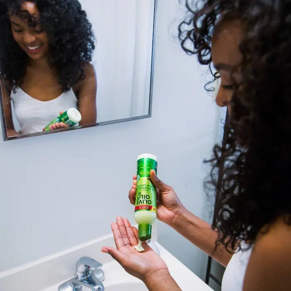 La lotion Coiffante Olive Oil Organic ORS peut être utilisée comme hydratant quotidien et convient parfaitement aux cheveux naturels ou, traités chimiquement, défrisés ou épais et bouclés.