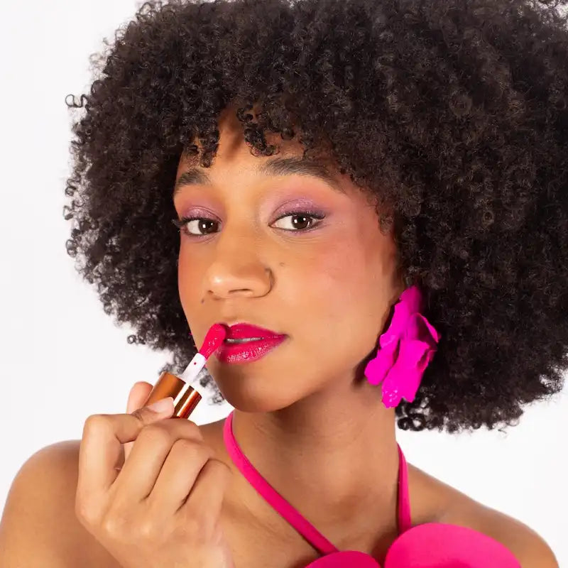 Application du Velvet Gloss Wuré gloss pigmenté rose fushia confortable et brillant pour lèvres sublimées non asséchées