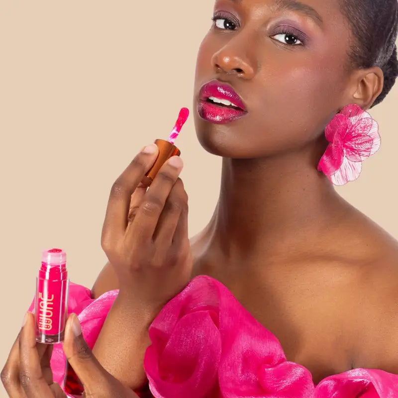 Velvet Gloss Wuré gloss texture crémeuse pigmentée avec applicateur précision pour un maquillage rapide qui convient à toutes les carnations