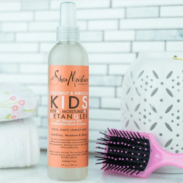 Le Spray Coconut & Hibiscus Kids Extra-Moisturizing Detangler est formulé pour contrôler les frisottis et démêler les délicats cheveux de vos enfants tout en ajoutant de la brillance.