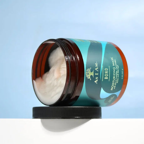 Le masque As I Am Bond hydrate et fortifie en profondeur les cheveux secs et abîmés. Il répare et nourrit durablement la fibre capillaire.