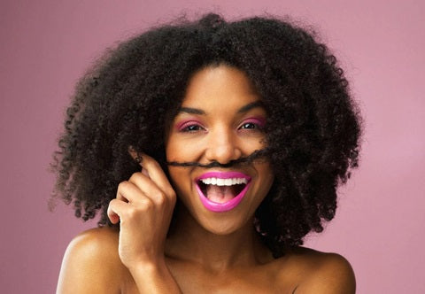 comment assouplir les cheveux crépus naturellement