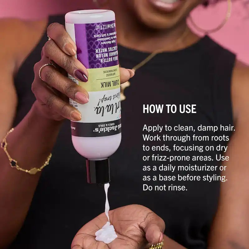 Application du lait capillaire Aunt Jackie’s Curl La La sur cheveux pour hydrater et faciliter le coiffage