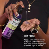 Application du gel coiffant Aunt Jackie’s Curl La La sur cheveux pour définir et fixer les boucles