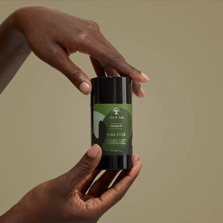 Plaquer les cheveux avec bâton en stick au romarin et menthe poivrée pour favoriser la pousse des cheveux As I Am 
