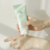 Application du Green Plum Refreshing Cleanser Beauty of Joseon nettoyant visage doux pour peau mixte et sensible