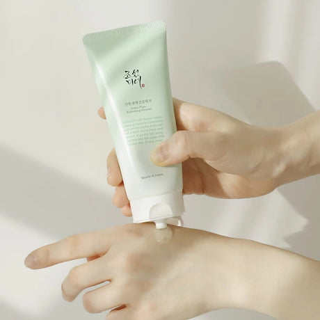 Application du Green Plum Refreshing Cleanser Beauty of Joseon nettoyant visage doux pour peau mixte et sensible
