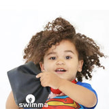 Bonnet de bain noir pour bébé Swimma idéal pour préserver les cheveux afro du chlore.