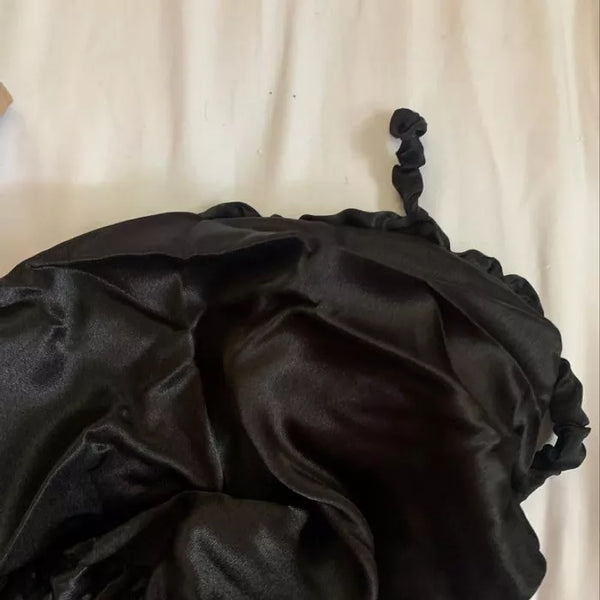 Bonnet satin noir ajustable avec cordon