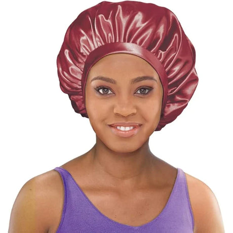 Bonnet satin nuitlarge Stay On Satin 96382 pour protéger les cheveux bouclés et crépus pendant le sommeil.
