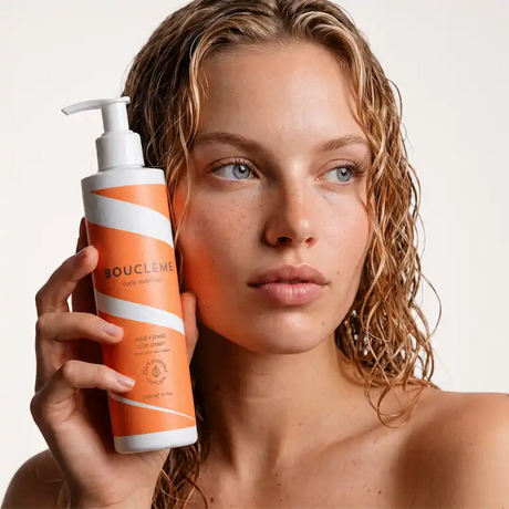 La Curl Cream Seal + Shield Bouclème définit, renforce et protège vos boucles. Elle laisse vos boucles douces et parfaitement définies même en cas d'humidité extrême.