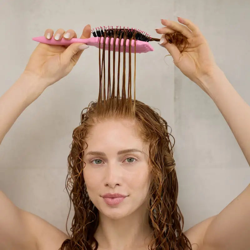 Définition des boucles de la frange avec brosse Define EdgeLift Bounce Curl pour un résultat impeccable