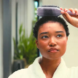 Définition de boucles sur cheveux courts avec la brosse Volume EdgeLift Bounce Curl pour décoller les racines et apporter du volume naturel