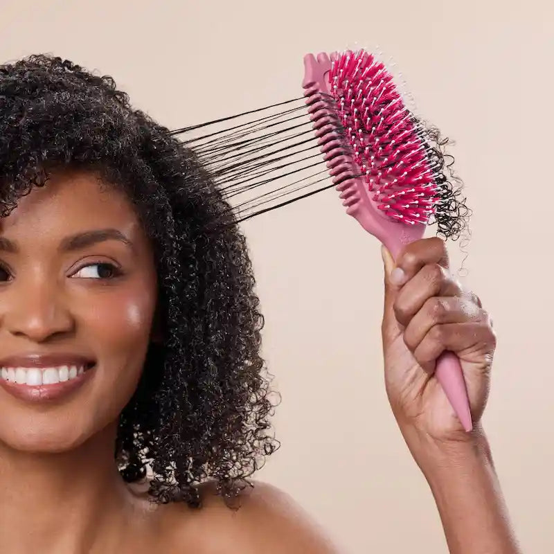 Démélage et définition avec la brosse Bounce Curl Volume EdgeLift pour coiffer les cheveux et apporter un volume naturel et des boucles définies