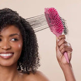 Démélage et définition avec la brosse Bounce Curl Volume EdgeLift pour coiffer les cheveux et apporter un volume naturel et des boucles définies