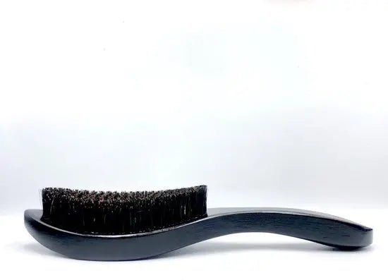 Brosse incurvée souple pour faire des waves avec une bonne prise en main.